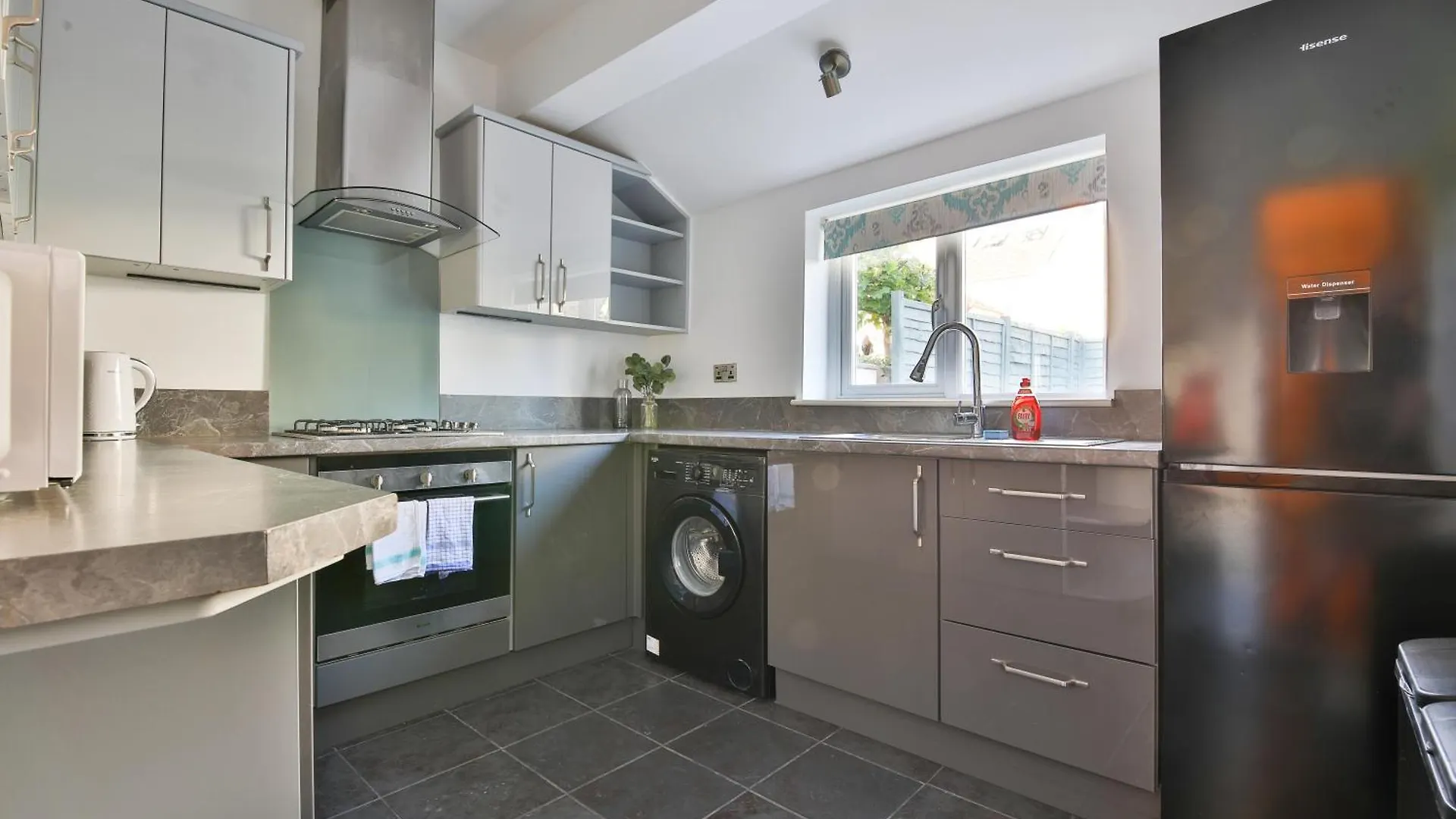 Chic, Piano 3 Bed Interior Designed House Villa Cardiff 0*,  United Kingdom