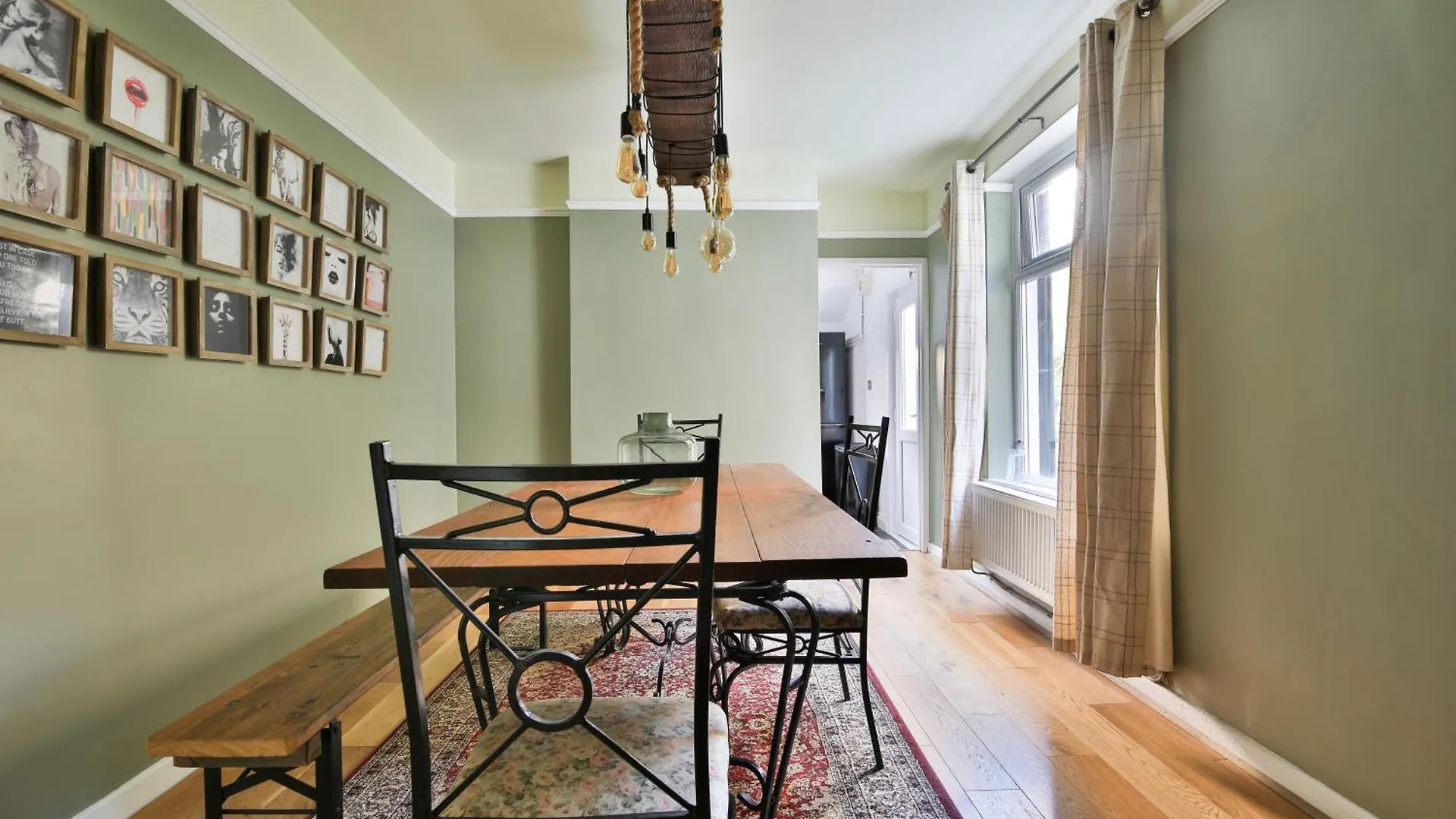 Chic, Piano 3 Bed Interior Designed House Villa Cardiff United Kingdom