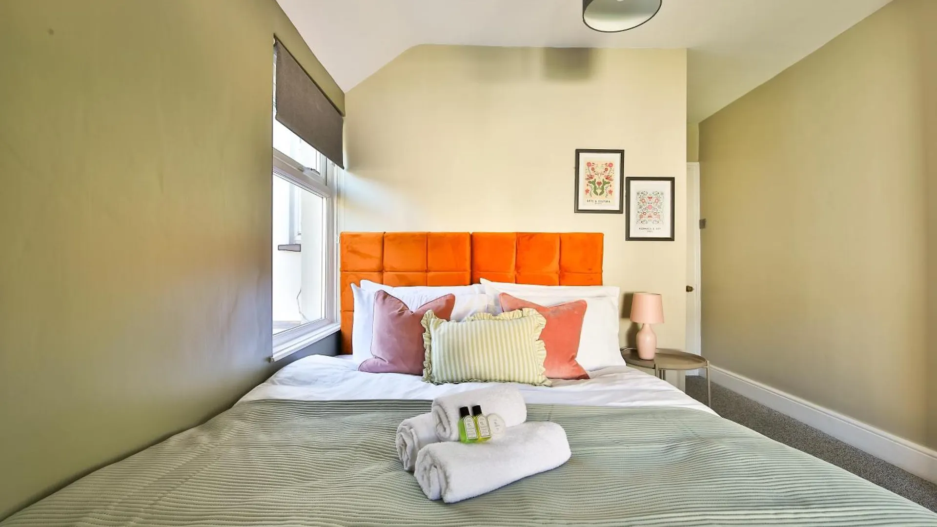 Chic, Piano 3 Bed Interior Designed House Villa Cardiff 0*,  United Kingdom