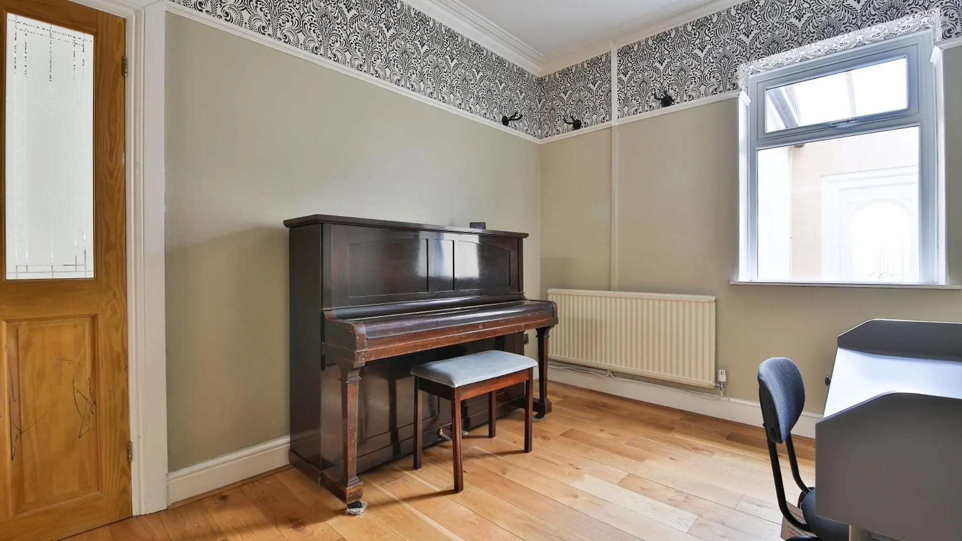 Chic, Piano 3 Bed Interior Designed House Villa Cardiff Holiday home