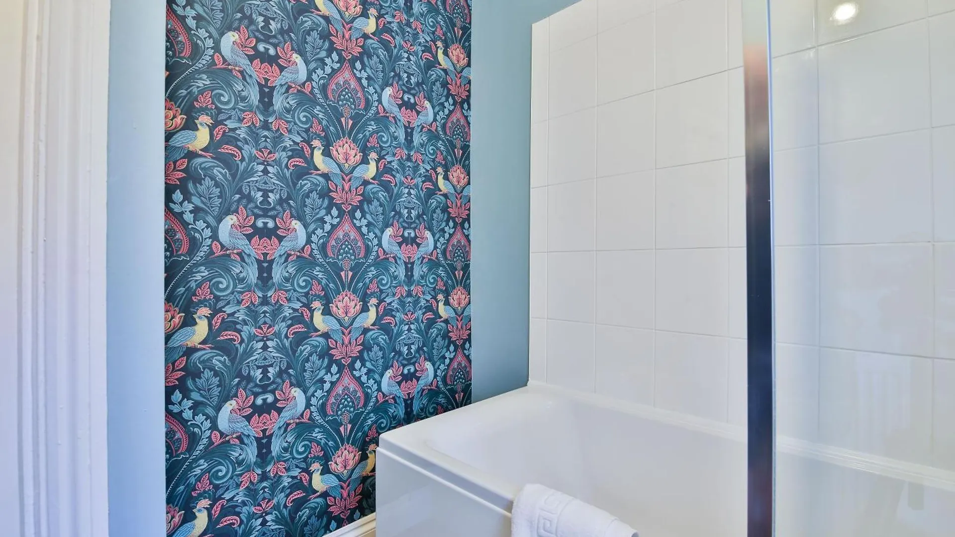 Chic, Piano 3 Bed Interior Designed House Villa Cardiff 0*,