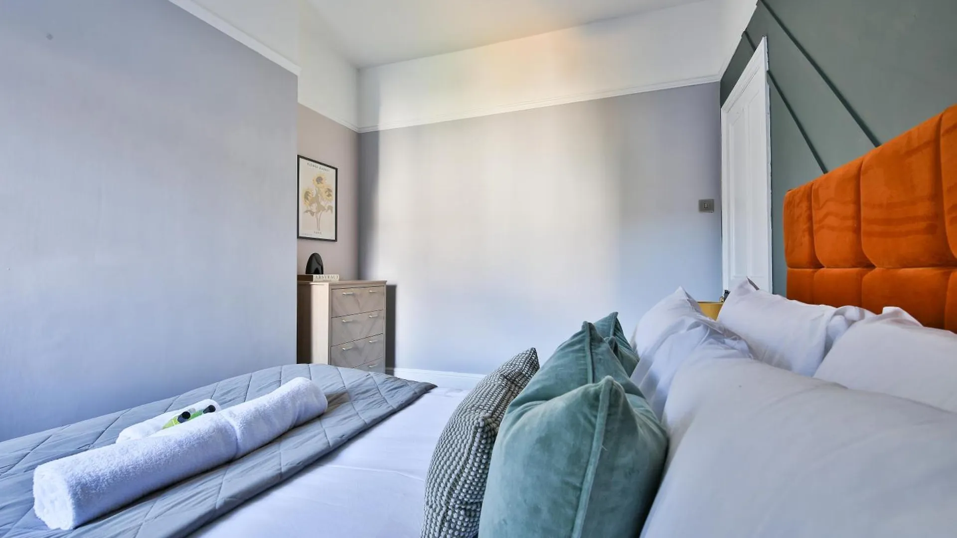Chic, Piano 3 Bed Interior Designed House Villa Cardiff 0*,