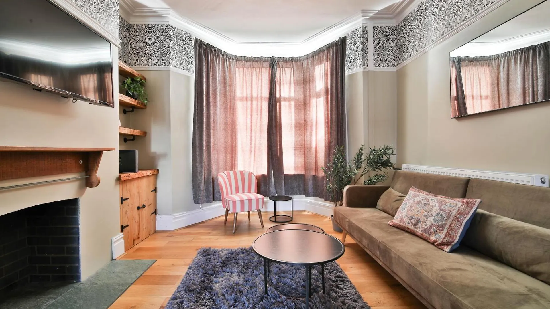 Chic, Piano 3 Bed Interior Designed House Villa Cardiff