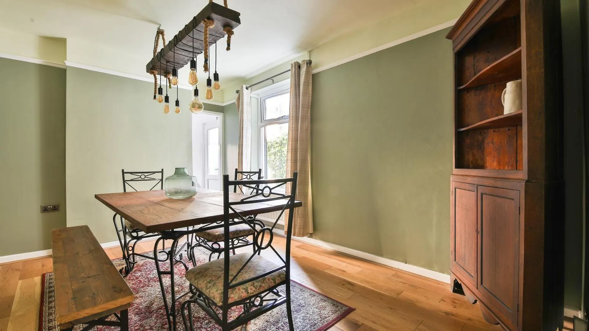 Chic, Piano 3 Bed Interior Designed House Villa Cardiff United Kingdom