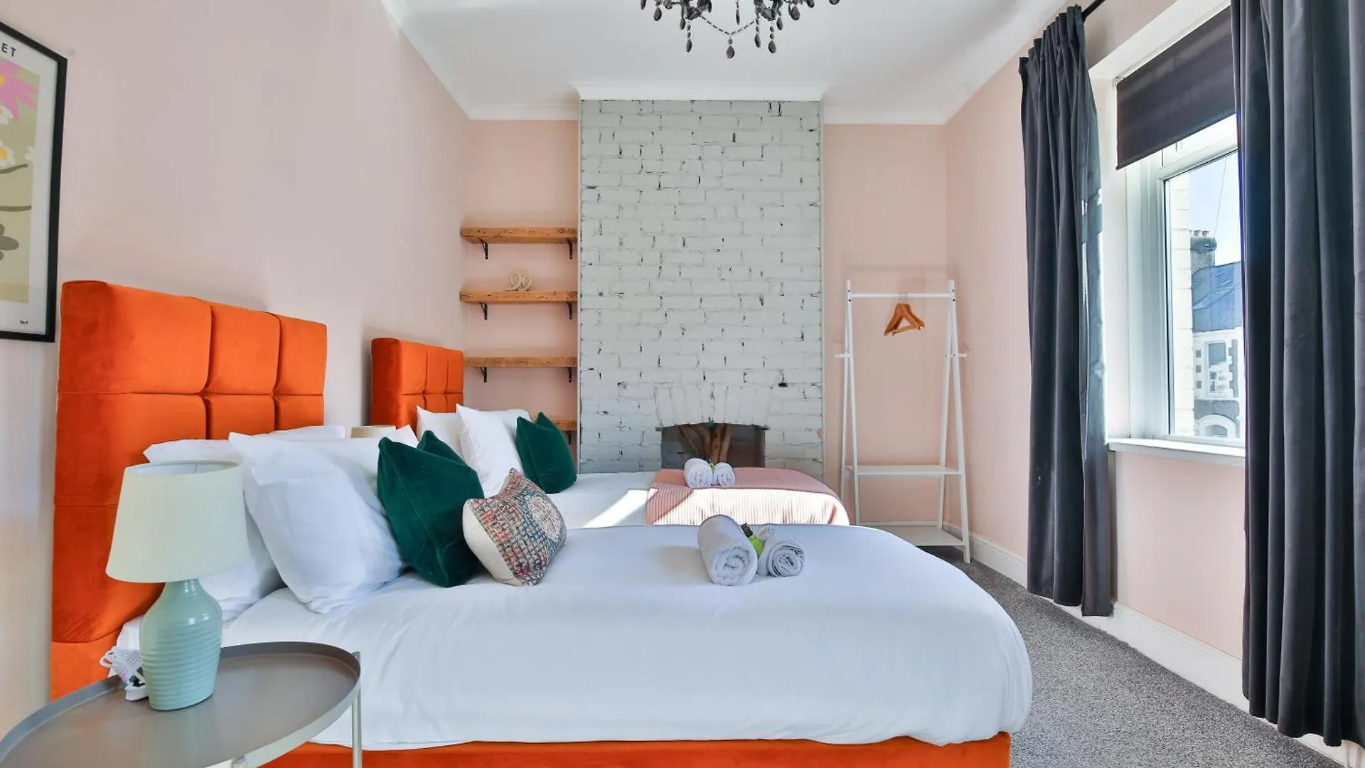 Chic, Piano 3 Bed Interior Designed House Villa Cardiff