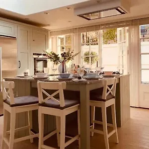 https://the-midsummer-common-modern-spacious-2bdr-house-with-garden.cambridgehotelsuk.com