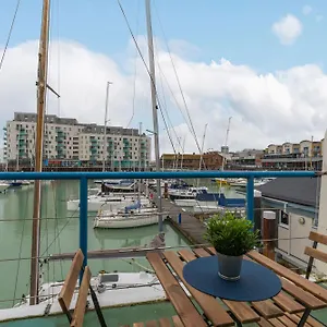 https://on-the-water-waterside-studio-with-mezzanine-and.brighton-hotels-england.com